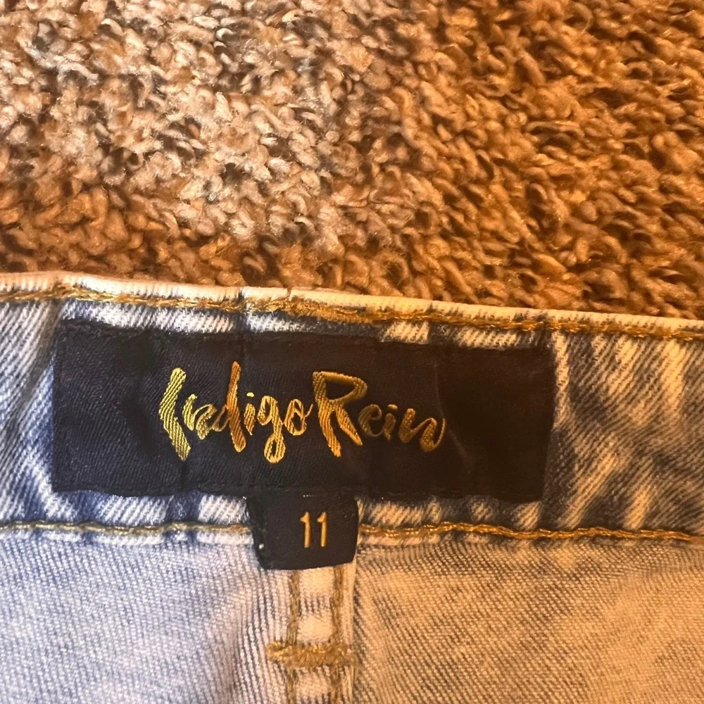 Indigo Rein Denim Shorts Distressed Frayed Hem Acid Wash Blue Size 11 - Picture 2 of 6